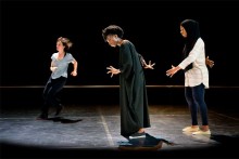 « Qu'elle ne meure » de Roland Fichet, m.e.s. Gildas Milin - de G à D : Bénédicte Le Lamer, Eye Haidara, Marie-Laure Mouak -- © Christian Berthelot