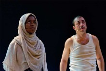 « Qu'elle ne meure » de Roland Fichet, m.e.s. Gildas Milin - de G à D : Marie-Laure Mouak, Faudile Kebbi -- © Christian Berthelot